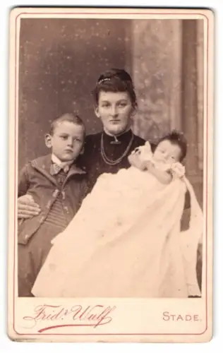 Fotografie Frid. Wulf, Stade, Mutter mit ihrem Sohn und kleine Kind, Mutterglück