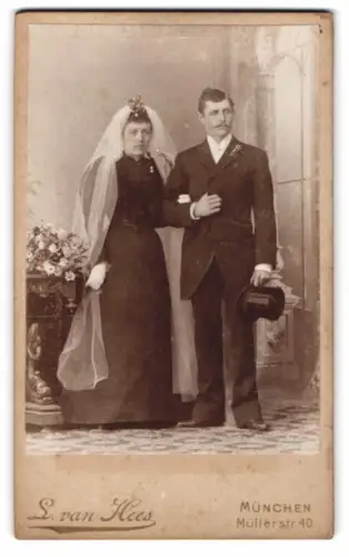 Fotografie L. van Hees, München, junges Brautpaar im schwarzen Hochzeitskleid