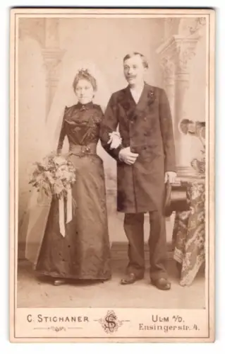Fotografie C. Stichaner, Ulm, junges Brautpaar am Hochzeitstag im Brautkleid und Anzug mit Zylinder