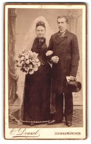 Fotografie Ottmar Denzel, Schwabmünchen, Brautpaar im dunklen Hochzeitskleid mit Brautstrauss