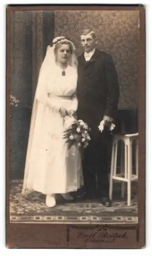 Fotografie Emil Roitsch, Eibau i. S., junges sächsisches Brautpaar im Hochzeitskleid mit Brautstrauss