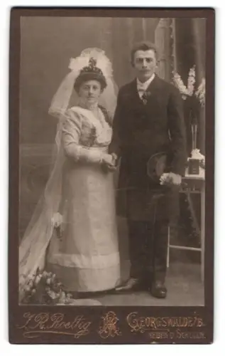 Fotografie Joh. Roettig, Georgswalde, neben den Schulen, Hochzeitsmotiv, Brautpaar im Hochzeitskleid