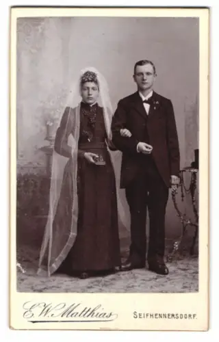 Fotografie E.W. Matthias, Seifhennersdorf, Hochzeitspaar im klassischen Stil