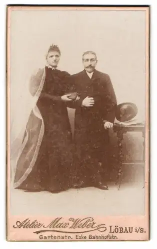 Fotografie Max Weber, Löbau, Gartenstr. Ecke Bahnhofstr., Paar im feierlichen Gewand zur Hochzeit