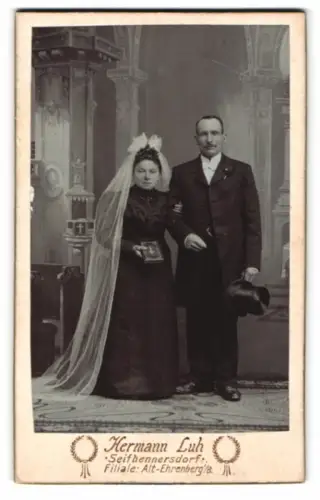 Fotografie Hermann Luh, Seifhennersdorf, Alt-Ehrenberg 8, Hochzeitspaar in feierlicher Pose