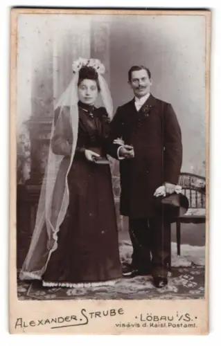 Fotografie Alexander Strube, Löbau i/S., vis-à-vis d. Kaisl. Postamt, Hochzeitspaar mit Blumenstrauss