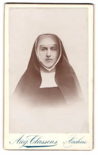 Fotografie Aug. Classens, Aachen, Hochstrasse 19, Porträt der jungen Nonne Bertha Scheins im Habit