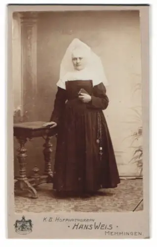 Fotografie Hans Weis, Memmingen, Porträt einer Novizen Nonne mit Gebetbuch und Rosenkranz