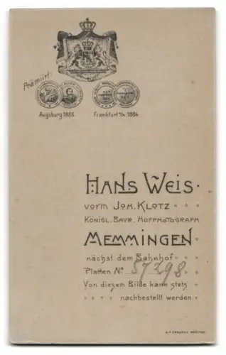 Fotografie Hans Weis, Memmingen, Porträt einer Novizen Nonne mit Gebetbuch und Rosenkranz
