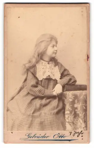 Fotografie Gebrüder Otto, Oranienburg, CDV eines jungen Mädchens mit blonden langen Haaren