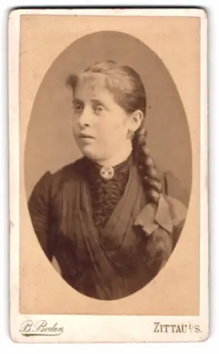 Fotografie B. Boden, Zittau, Innere Grottauerstr., Porträt einer Frau Marie Groh mit geflochtenem Haar