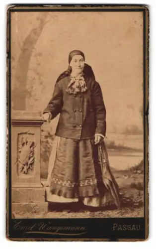 Fotografie Emil Wangenmann, Passau, Heilige Geist-Str. 379, Frau mit Schirm in traditioneller Kleidung