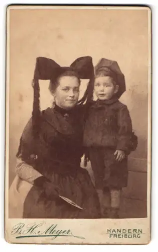 Fotografie B.H. Meyer, Kandern, Mutter mit Kind in traditioneller Tracht