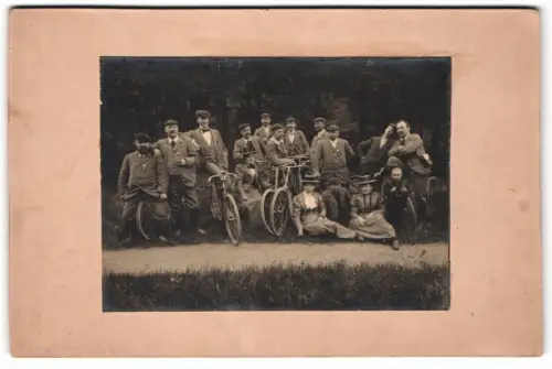 Fotografie unbekannter Fotograf und Ort, Gruppenporträt mit Fahrrädern, Halbrenner, 1898