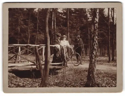 Fotografie unbekannter Fotograf und Ort, junge Frau mit ihrem Fahrrad im Wald, 1907