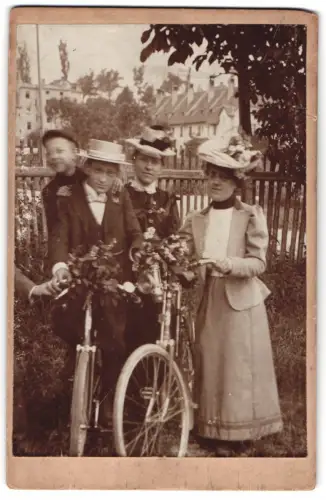 Fotografie unbekannter Fotograf und Ort, Gruppe mit Fahrrädern, 1901