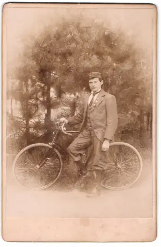 Fotografie unbekannter Fotograf und Ort, Junger Mann mit Fahrrad / Halbrenner und Orden am Revers