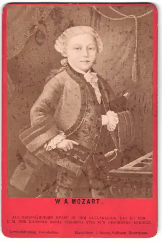 Fotografie Würthle & Spinnhirn, Salzburg, W. A. Mozart als sechsjähriger Knabe im Gallakleid