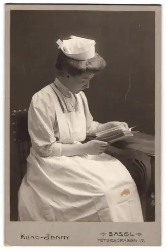 Fotografie Kling-Jenny, Basel, Petersgraben 17, Krankenschwester in Uniform mit Buch
