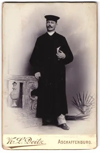 Fotografie W. L. Deitz, Aschaffenburg, Porträt eines Richters / Gerichts Mitarbeiter mit Buch