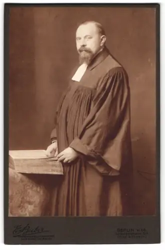 Fotografie E. Bieber, Berlin, Leipzigerstrasse 124, Porträt eines Pfarrers im Talar mir Beffchen