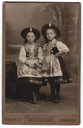 Fotografie Samson & Co., Frankfurt a/M, Zeil 46, Zwei Mädchen in traditioneller Tracht