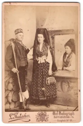 Fotografie L. Thalacker, Bad Friedrichroda, Gruppe in traditioneller Tracht, Herr Diestelhorst, Fr. Hauptmann