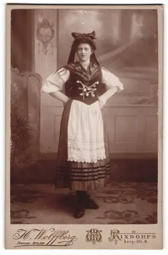Fotografie H. Wolffberg, Rixdorf, Berg-Strasse 9, Frau in traditioneller Tracht
