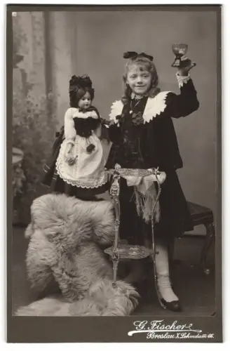 Fotografie G. Fischer, Breslau, Lehmdamm 66, Mädchen mit lebensgrossen Puppe und Römerglas