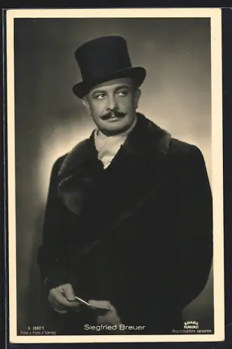 AK Schauspieler Siegfried Breuer mit Zylinder im Mantel