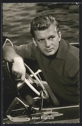 AK Schauspieler Albert Rueprecht in Motorboot sitzend