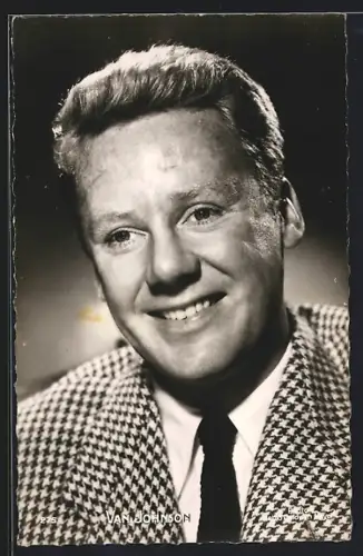 AK Schauspieler Van Johnson im Anzug im Porträt