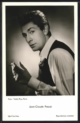 AK Schauspieler Jean-Claude Pascal, der Blick zur Seite gerichtet, Zigareette zwischen den Fingern