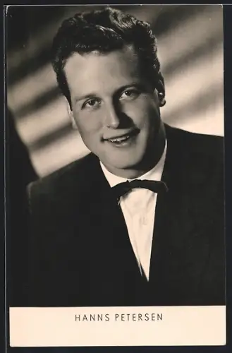 AK Schauspieler Hanns Petersen mit Fliege
