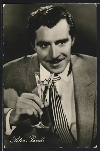 AK Schauspieler Peter Pasetti mit einem Sektglas