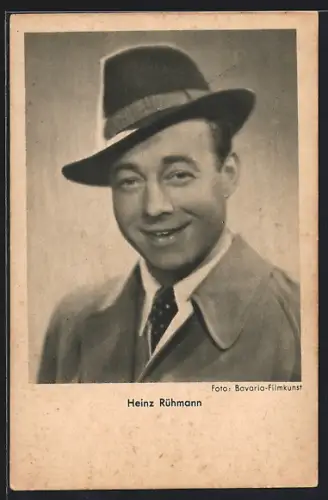 AK Schauspieler Heinz Rühmann, im Mantel mit einem Hut