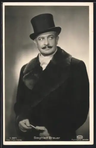 AK Schauspieler Siegfried Breuer mit Mantel und Zylinder