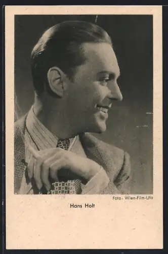AK Schauspieler Hans Holt mit Zigarette in der Hand seitlich lächelnd