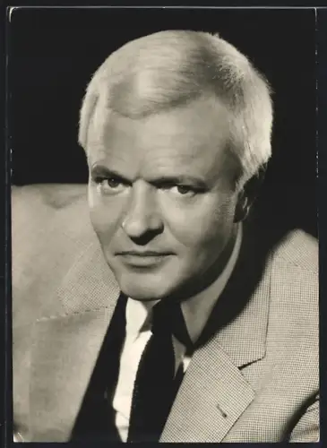 AK Schauspieler Peter van Eyck im Anzug