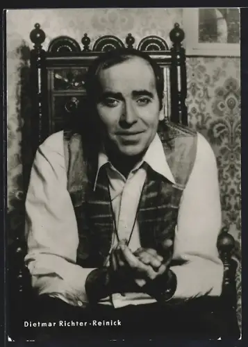 AK Schauspieler Dietmar Richter-Reinick mit Weste im Porträt