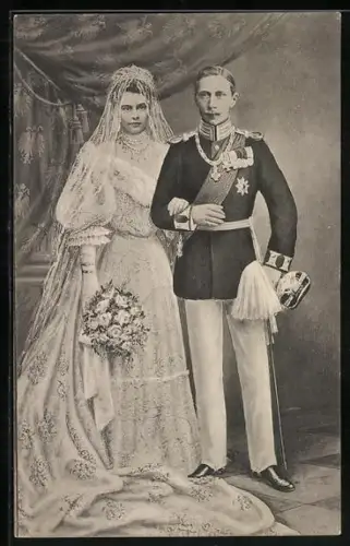 AK Kronprinz Wilhelm von Preussen in Uniform Arm in Arm mit seiner Gemahlin im Brautkleid