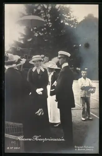 AK Kronprinzessin Cecilie mit Regenschirm