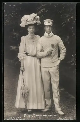 AK Kronprinzessin Cecilie und ihr Gatte auf einem Spaziergang