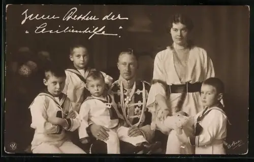 AK Kronprinz Wilhelm von Preussen in Husarenuniform mit Prinzessin Cecilie und vier Söhnen posierend