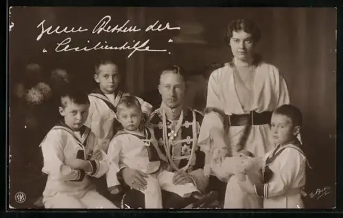 AK Kronprinz Wilhelm von Preussen in Husarenuniform mit Prinzessin Cecilie und vier Söhnen posierend