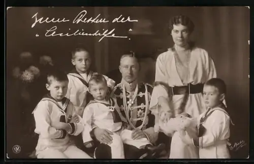 AK Kronprinz Wilhelm von Preussen in Husarenuniform mit Prinzessin Cecilie und vier Söhnen posierend