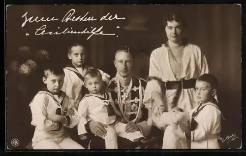 AK Kronprinz Wilhelm von Preussen in Husarenuniform mit Prinzessin Cecilie und vier Söhnen posierend