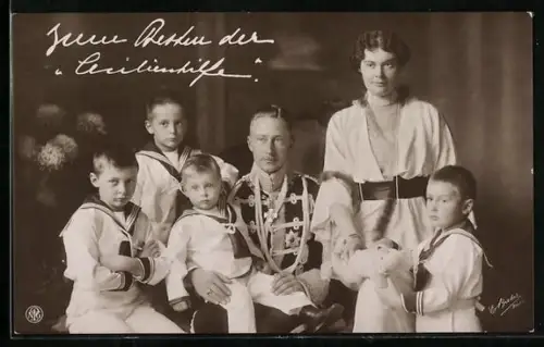 AK Kronprinz Wilhelm von Preussen in Husarenuniform mit Prinzessin Cecilie und vier Söhnen posierend