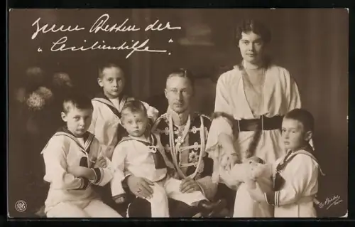 AK Kronprinz Wilhelm von Preussen in Husarenuniform mit Prinzessin Cecilie und vier Söhnen posierend