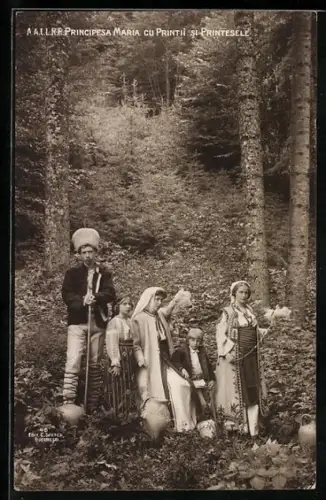 AK Principesa Maria cu Printii si Printesele von Rumänien in Tracht im Wald